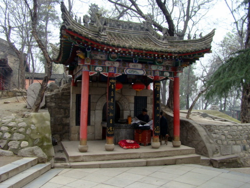 玉泉院内无聊看报的道士 玉泉院内无聊看报的道士