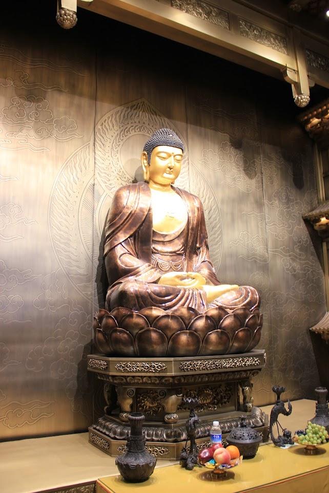 地宫内的纯铜佛像