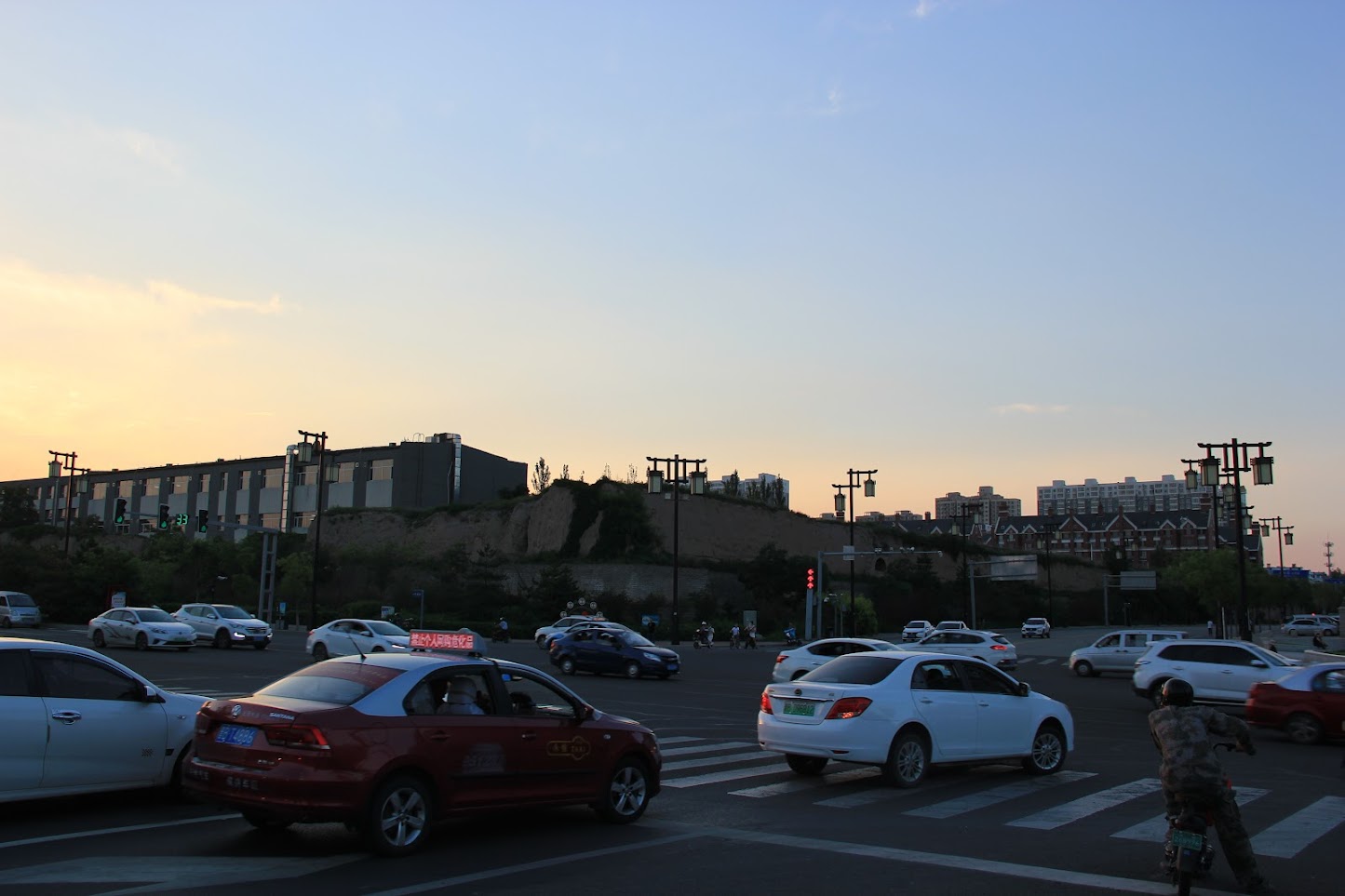 闹市中静默的故城墙遗迹