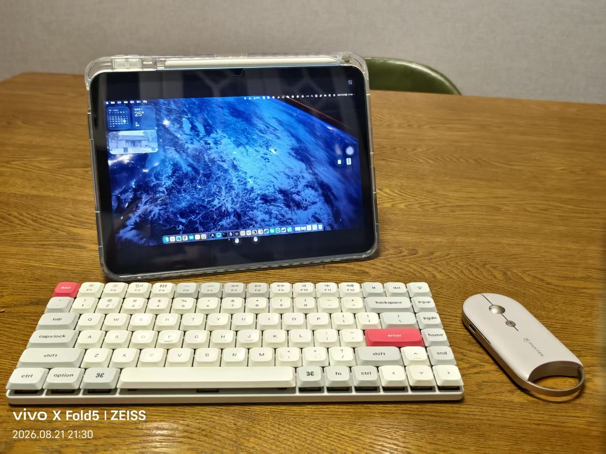 出差桌上的 iPad A16 和 Keychron K3